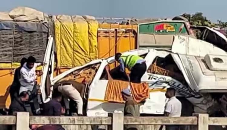 മഹാകുംഭമേള തീര്‍ത്ഥാടകര്‍ സഞ്ചരിച്ച വാഹനങ്ങള്‍ കൂട്ടിയിടിച്ച് അപകടം; പത്ത് മരണം