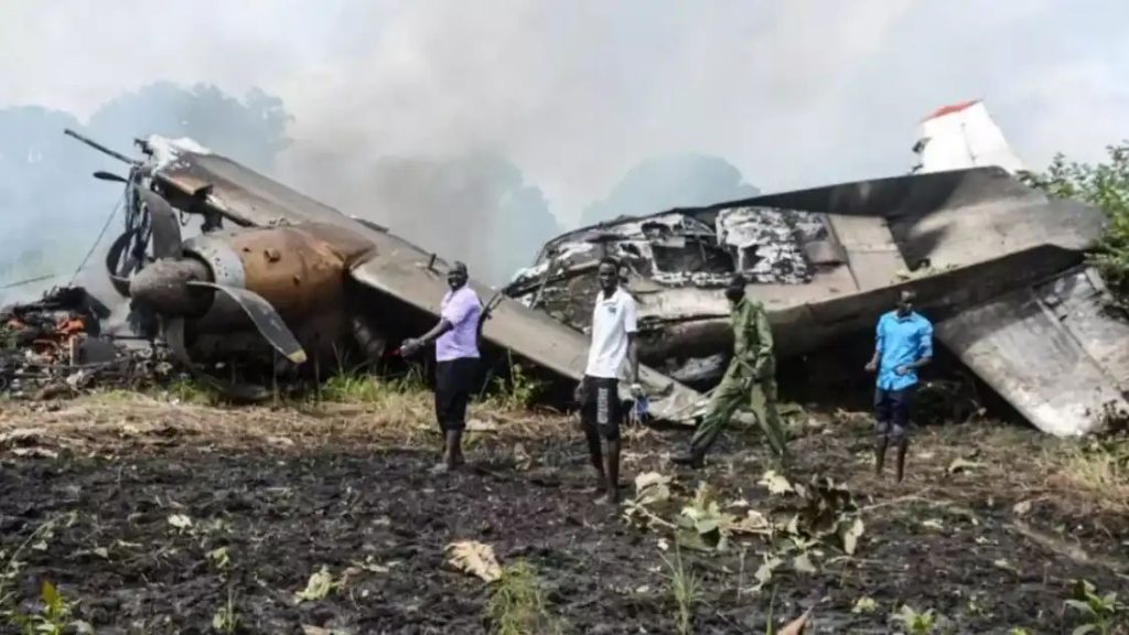 സൈനിക വിമാനം തകര്ന്ന് വീണു; പത്ത് പേര് മരിച്ചു