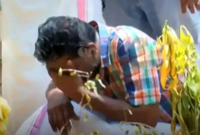 കബറിടത്തില്‍ പൊട്ടിക്കരഞ്ഞ് അബ്ദുല്‍ റഹീം; ആശ്വസിപ്പിക്കാനാവാതെ ബന്ധുക്കളും സുഹൃത്തുക്കളും