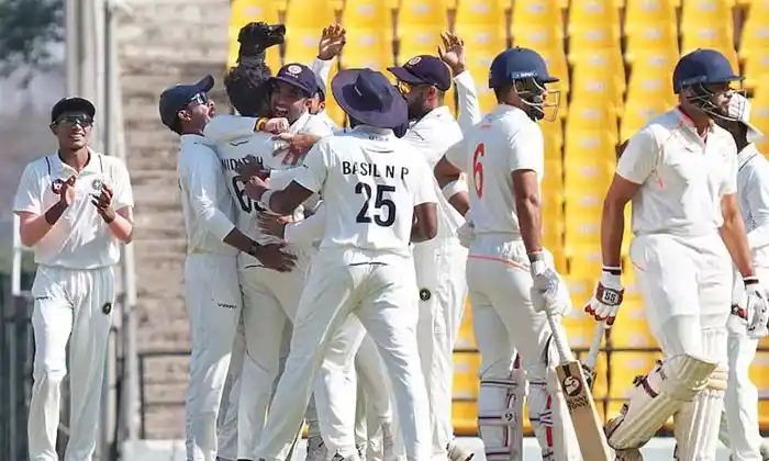 രഞ്ജി ട്രോഫി ഫൈനല്‍: ആദ്യ സെഷനില്‍ വിദര്‍ഭയെ തകര്‍ത്ത് കേരളം