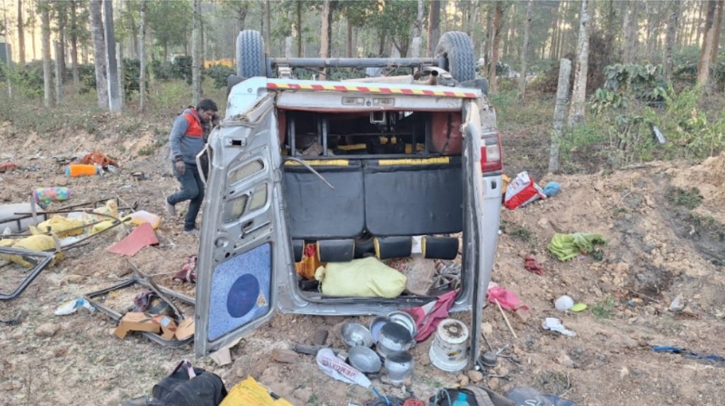 നിയന്ത്രണം വിട്ട ടെമ്പോ ട്രാവലർ മറിഞ്ഞ് അപകടം; 14 പേർക്ക് പരുക്ക്