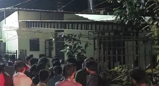 കാക്കനാട് കൂട്ട ആത്മഹത്യയെന്ന് സംശയം; മൃതദേഹങ്ങള് അഴുകിയ നിലയില്