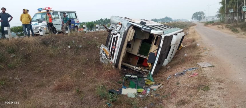 സ്വകാര്യ ബസ് നിയന്ത്രണം വിട്ട് മറിഞ്ഞ് അപകടം; അഞ്ച് പേർക്ക് പരുക്ക്