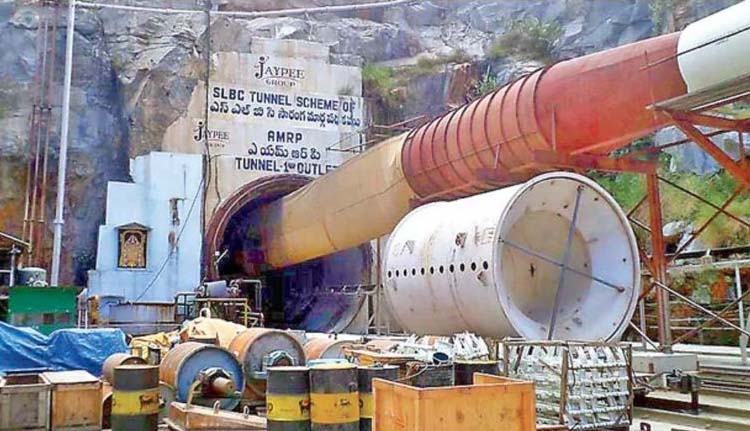 തെലങ്കാനയില്‍ നിര്‍മാണത്തിലിരുന്ന ടണൽ തകര്‍ന്നു; നിരവധി തൊഴിലാളികള്‍ കുടുങ്ങിയതായി സംശയം