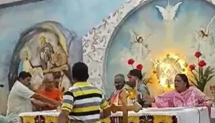 പള്ളിക്കുള്ളില്‍ വിശ്വാസികള്‍ ചേരിതിരിഞ്ഞ് ഏറ്റുമുട്ടി; വൈദികന് പരുക്ക്