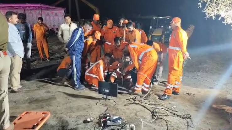 കുഴൽക്കിണറിൽ വീണ അഞ്ച് വയസുകാരനെ രക്ഷിച്ചു