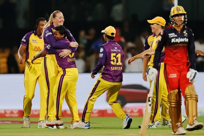 വനിതാ പ്രീമിയർ ലീഗ്; സൂപ്പർ ഓവർ ത്രില്ലറിൽ ആർസിബിയെ വീഴ്ത്തി യുപിക്ക് തകർപ്പൻ ജയം