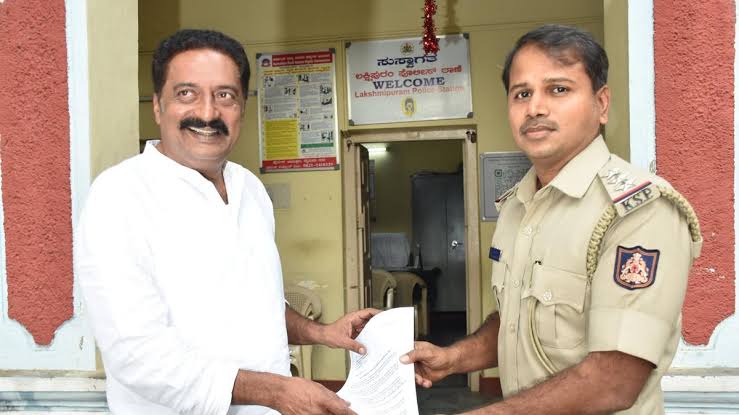 മഹാ കുംഭമേളയിലെ വ്യാജ സ്‌നാന ചിത്രം; നടൻ പ്രകാശ് രാജ് പോലീസില്‍ പരാതി നല്‍കി