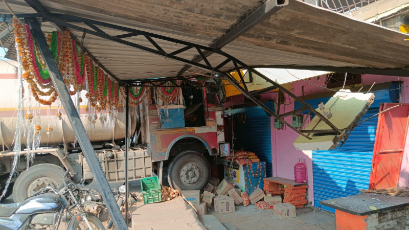 ഡീസൽ ടാങ്കർ കടയിലേക്ക് ഇടിച്ചുകയറി അപകടം