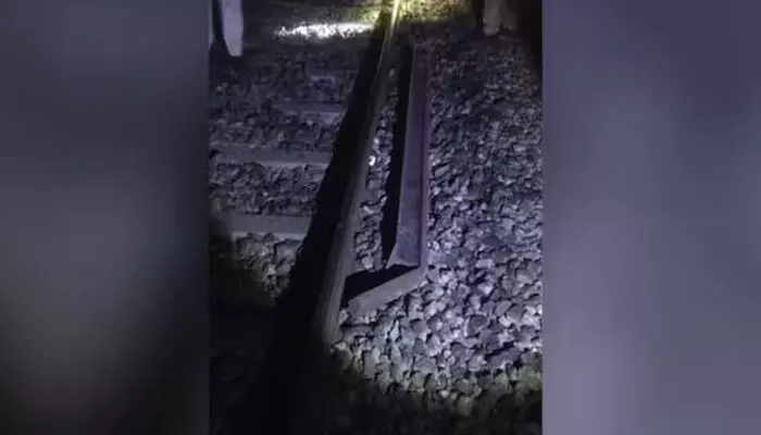 തൃശ്ശൂരിൽ ട്രെയിൻ അട്ടിമറി ശ്രമം: പാളത്തിൽ ഇരുമ്പ് തൂൺ കയറ്റിവച്ചു, ചരക്ക് ട്രെയിൻ തട്ടിത്തെറിപ്പിച്ചു, വന് അപകടം ഒഴിവായി