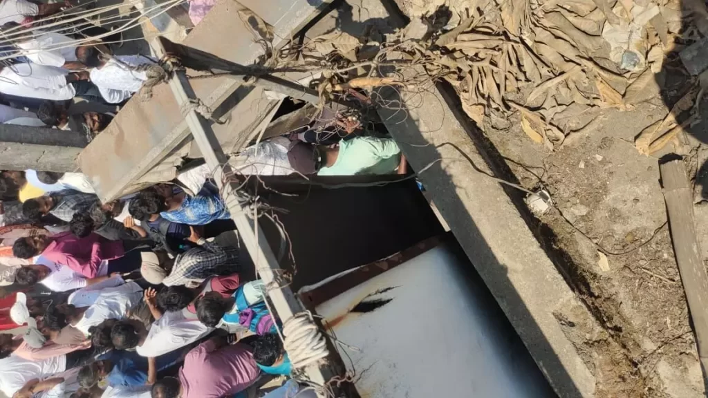 വാണിജ്യകെട്ടിടം തകർന്നുവീണ് അപകടം; രണ്ട് പേർ മരിച്ചു