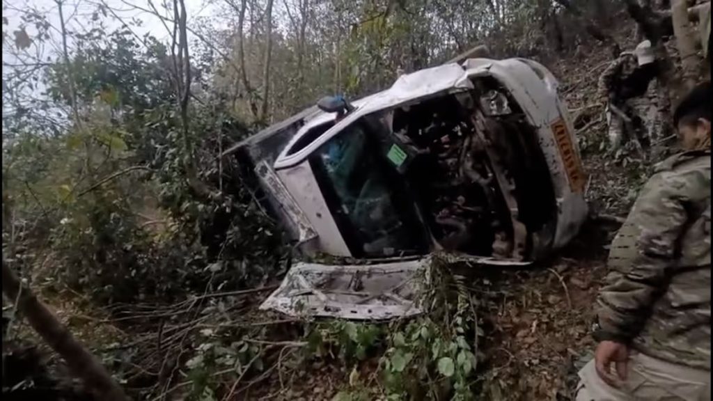 മണിപ്പൂരിൽ സൈനിക വാഹനം കൊക്കയിലേക്ക് മറിഞ്ഞ് മൂന്ന് ബിഎസ്എഫ് ജവാന്മാര്‍ മരിച്ചു; 13 പേർക്ക് പരുക്ക്