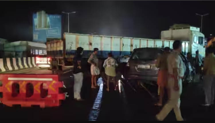 കോഴിക്കോട് പന്തീരാങ്കാവിൽ കാറും ലോറിയും കൂട്ടിയിടിച്ച് ഒരാള് മരിച്ചു; നാല് പേർക്ക് ഗുരുതര പരുക്ക്