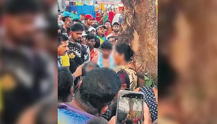 മീന് മോഷ്ടിച്ചെന്ന് ആരോപണം, ഉഡുപ്പിയില് യുവതിയെ മരത്തില് കെട്ടിയിട്ട് മര്ദ്ദിച്ചു, നാലുപേര് അറസ്റ്റില്