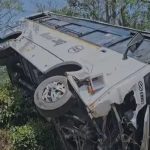 കണ്ണൂരില്‍ നിന്നുള്ള ടൂറിസ്റ്റ് ബസ് ഗൂഡല്ലൂരില്‍ റോഡരികിലെ കുഴിയിലേക്ക് മറിഞ്ഞു; 17 പേര്‍ക്ക് പരുക്ക്