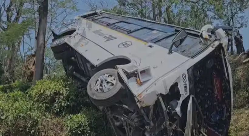 കണ്ണൂരില്‍ നിന്നുള്ള ടൂറിസ്റ്റ് ബസ് ഗൂഡല്ലൂരില്‍ റോഡരികിലെ കുഴിയിലേക്ക് മറിഞ്ഞു; 17 പേര്‍ക്ക് പരുക്ക്