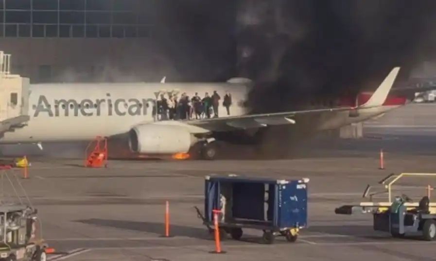 അമേരിക്കയില്‍ വിമാനത്തിന് തീപിടിച്ചു; വീഡിയോ