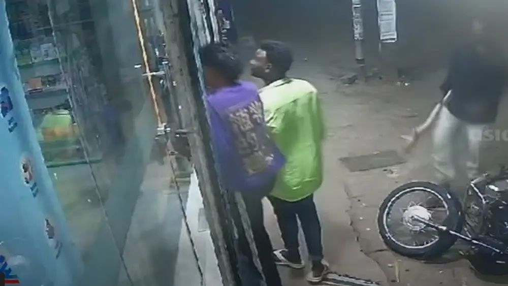 ലഹരി അടങ്ങിയ മരുന്ന് നല്കിയില്ല; മെഡിക്കല് ഷോപ്പ് അടിച്ചുതകര്ത്ത് യുവാക്കള്
