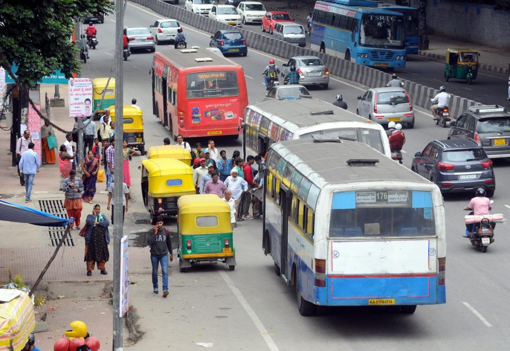 ബസ് സ്റ്റോപ്പുകളിലെ അനധികൃത പാർക്കിംഗ്; മൂന്ന് വർഷത്തിനിടെ രജിസ്റ്റർ ചെയ്തത് 23,000ത്തോളം കേസുകൾ