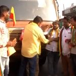 കന്നഡ-മറാഠി ഭാഷാ തർക്കം; മഹാരാഷ്ട്ര ബസ് തടഞ്ഞ് ജീവനക്കരെ കന്നഡ ഷാള്‍ അണിയിച്ചു