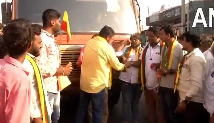 കന്നഡ-മറാഠി ഭാഷാ തർക്കം; മഹാരാഷ്ട്ര ബസ് തടഞ്ഞ് ജീവനക്കരെ കന്നഡ ഷാള്‍ അണിയിച്ചു