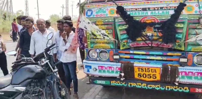 ബൈക്കിലേക്ക് ലോറി ഇടിച്ച് അപകടം; ഒരാൾ മരിച്ചു