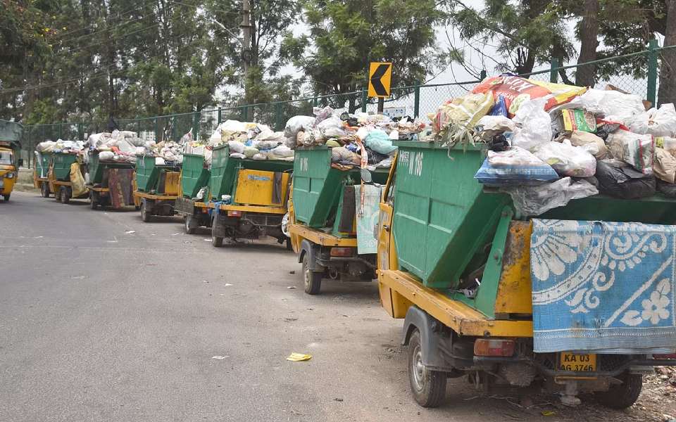 സ്ഥിരനിയമന ആവശ്യം; ബിബിഎംപി മാലിന്യ ട്രക്ക് ജീവനക്കാർ അനിശ്ചിതകാല പണിമുടക്ക് ആരംഭിച്ചു