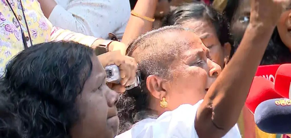 സമരം കടുപ്പിച്ച്‌ ആശവർക്കർമാർ; സെക്രട്ടറിയേറ്റിന് മുന്നില്‍ തല മുണ്ഡനം ചെയ്ത് പ്രതിഷേധം