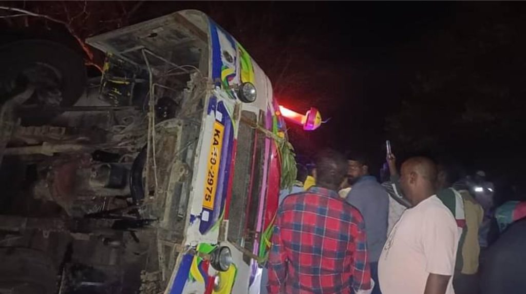 നിയന്ത്രണം വിട്ട സ്വകാര്യ ബസ് മറിഞ്ഞു; ഒരു മരണം, 70ലധികം പേർക്ക് പരുക്ക്
