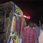 നിയന്ത്രണം വിട്ട സ്വകാര്യ ബസ് മറിഞ്ഞു; ഒരു മരണം, 70ലധികം പേർക്ക് പരുക്ക്