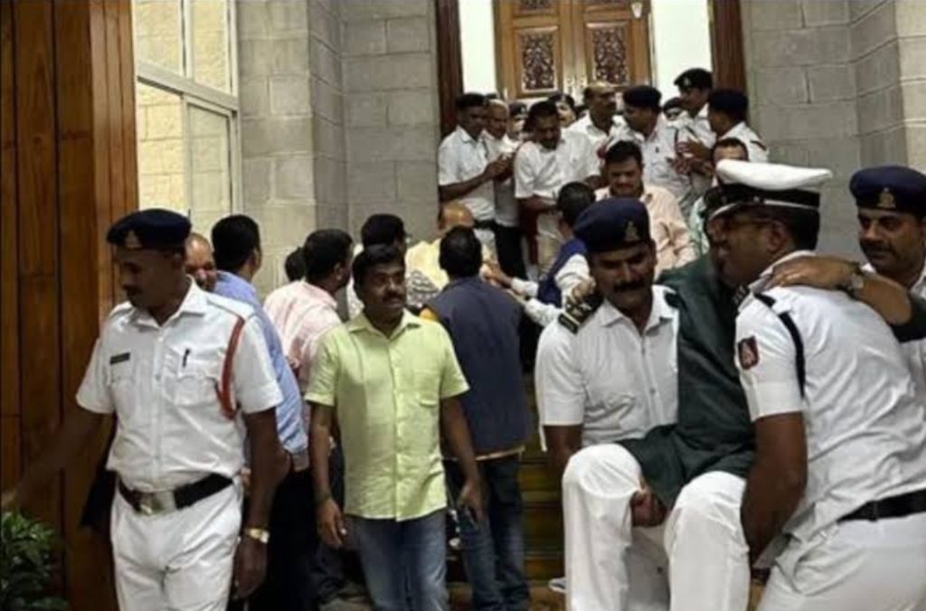 അച്ചടക്കലംഘനം; നിയമസഭയിൽ പ്രതിഷേധിച്ച 18 ബിജെപി എംഎൽഎമാർക്ക് സസ്പെൻഷൻ