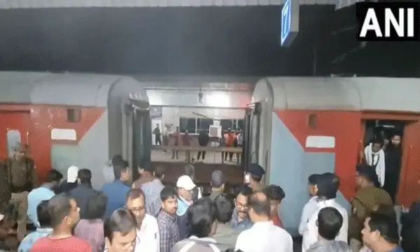 ഓടിക്കൊണ്ടിരുന്ന ട്രെയിൻ രണ്ടായി വേര്പെട്ടു; ഒഴിവായത് വൻ ദുരന്തം