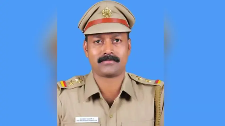 മോട്ടോര്‍ വാഹന വകുപ്പ് ഉദ്യോഗസ്ഥനെ കാറിനുള്ളില്‍ മരിച്ച നിലയില്‍ കണ്ടെത്തി