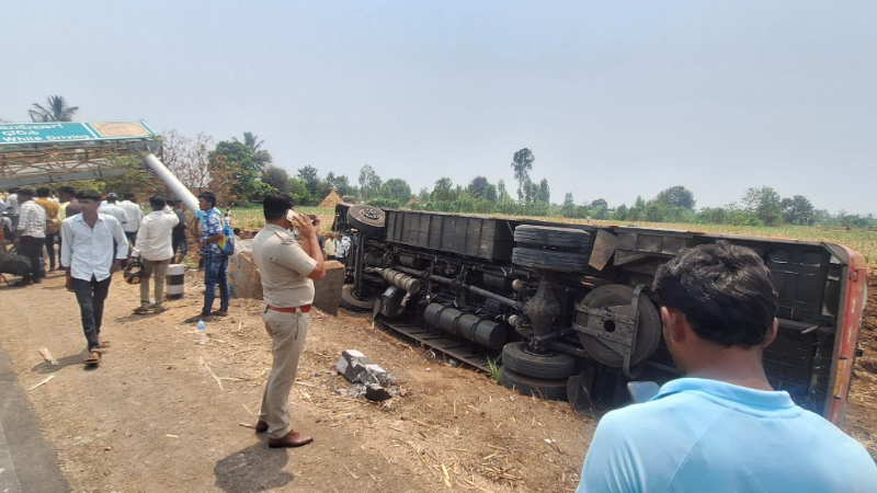 കർണാടക ആർടിസി ബസ് ഇരുചക്രവാഹനത്തിലിടിച്ച് അപകടം; രണ്ട് പേർ മരിച്ചു, നിരവധി പേർക്ക് പരുക്ക്