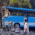 പാലായിൽ സ്വകാര്യ ബസ് തെങ്ങിലിടിച്ച് അപകടം: ഡ്രൈവർ മരിച്ചു; മൂന്ന് പേരുടെ നില ഗുരുതരം