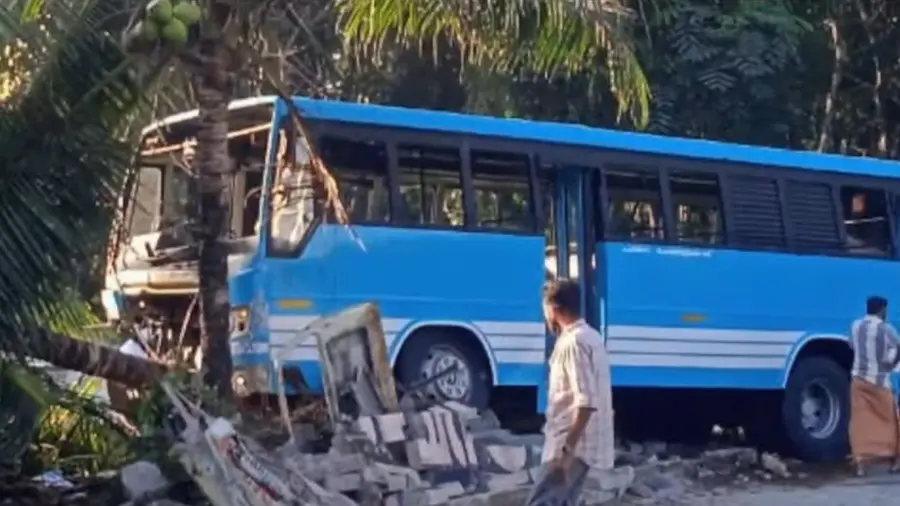 പാലായിൽ സ്വകാര്യ ബസ് തെങ്ങിലിടിച്ച് അപകടം: ഡ്രൈവർ മരിച്ചു; മൂന്ന് പേരുടെ നില ഗുരുതരം