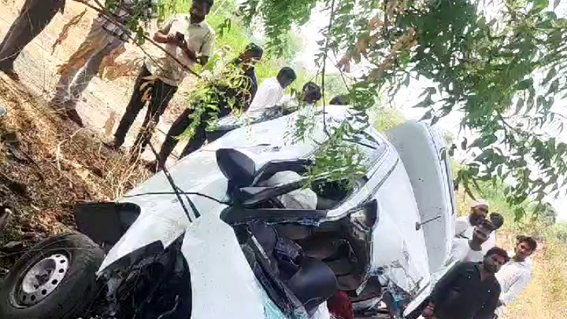 നിയന്ത്രണം വിട്ട കാർ മരത്തിലിടിച്ച് അപകടം; മൂന്ന് പേർ മരിച്ചു