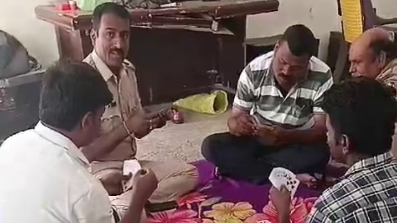 പോലീസ് സ്റ്റേഷനുള്ളിൽ ചൂതാട്ടം; അഞ്ച് പോലീസുകാർക്ക് സസ്പെൻഷൻ