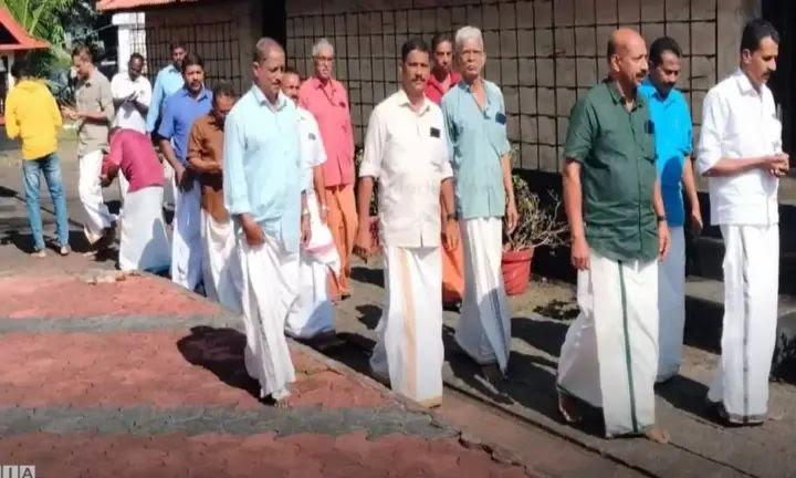 ദേവസ്വം ബോര്‍ഡിന്റെ ജാതി വിവേചനം; പത്തനംതിട്ടയിൽ ക്ഷേത്രത്തില്‍ ഷര്‍ട്ട് ധരിച്ച്‌ പ്രവേശിച്ച്‌ എസ്എൻഡിപി സംയുക്ത സമിതി