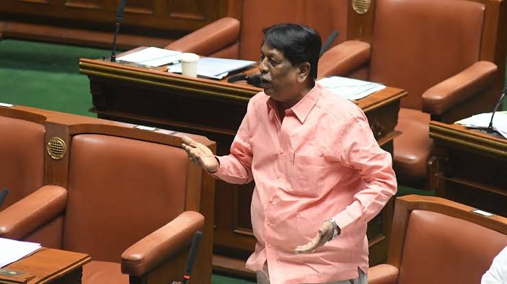 പുരുഷന്മാർക്ക് ആഴ്ചയിൽ രണ്ട് കുപ്പി സൗജന്യ മദ്യം നൽകണം; ആവശ്യവുമായി എംഎൽഎ