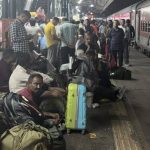 ട്രെയിനുകൾ വൈകി; ഡൽഹി റെയിൽവേ സ്റ്റേഷനിൽ തിക്കും തിരക്കും