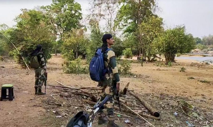 ഛത്തീസ്ഗഢിൽ ഏറ്റുമുട്ടൽ: 16 നക്സലുകൾ കൊല്ലപ്പെട്ടു; രണ്ട് സുരക്ഷാ ഉദ്യോഗസ്ഥർക്ക് പരുക്ക്