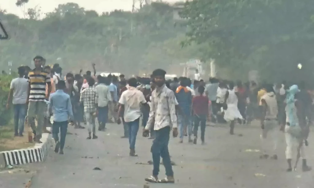 വഖഫ് ഭേദഗതിക്കെതിരെ പ്രതിഷേധം: പശ്ചിമ ബംഗാളിലെ മുർഷിദാബാദിൽ പിതാവും മകനും ഉൾപ്പെടെ മൂന്നുപേർ കൊല്ലപ്പെട്ടു, 110 പേർ അറസ്റ്റിൽ