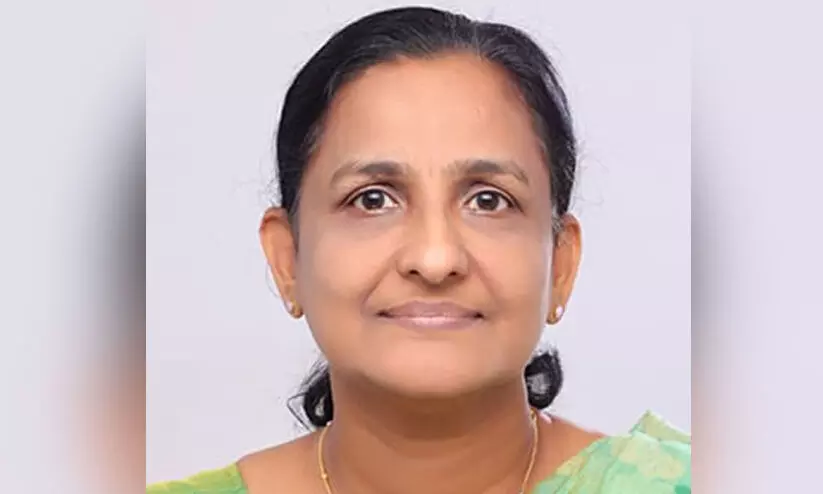 നിർത്തിയിട്ടിരുന്ന ലോറിയിൽ കാറിടിച്ച് അധ്യാപിക മരിച്ചു