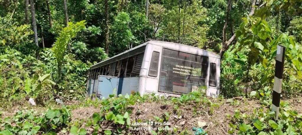 നേര്യമംഗലത്ത് കെഎസ്ആർടിസി ബസ് താഴ്ചയിലേക്ക് മറിഞ്ഞ് അപകടം; 15 വയസ്സുകാരി മരിച്ചു