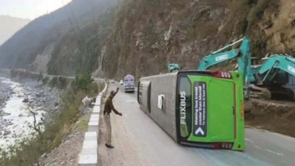 ഹിമാചല്‍പ്രദേശില്‍ ടൂറിസ്റ്റ് ബസ് മറിഞ്ഞ് അപകടം; 31 വിനോദസഞ്ചാരികള്‍ക്ക് പരുക്ക്