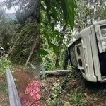 30 അടി താഴ്ചയിലേക്ക് ട്രാവലര്‍ മറിഞ്ഞു; 17 പേര്‍ക്ക് പരുക്ക്