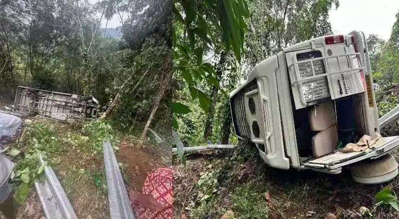 30 അടി താഴ്ചയിലേക്ക് ട്രാവലര്‍ മറിഞ്ഞു; 17 പേര്‍ക്ക് പരുക്ക്