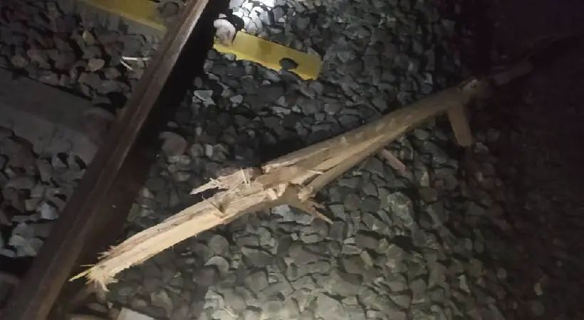 കാസറഗോഡ് റെയില്വേ ട്രാക്കില് കരിങ്കല്ലും മരത്തടികളും നിരത്തി തീയിട്ടു: യുവാവ് അറസ്റ്റില്