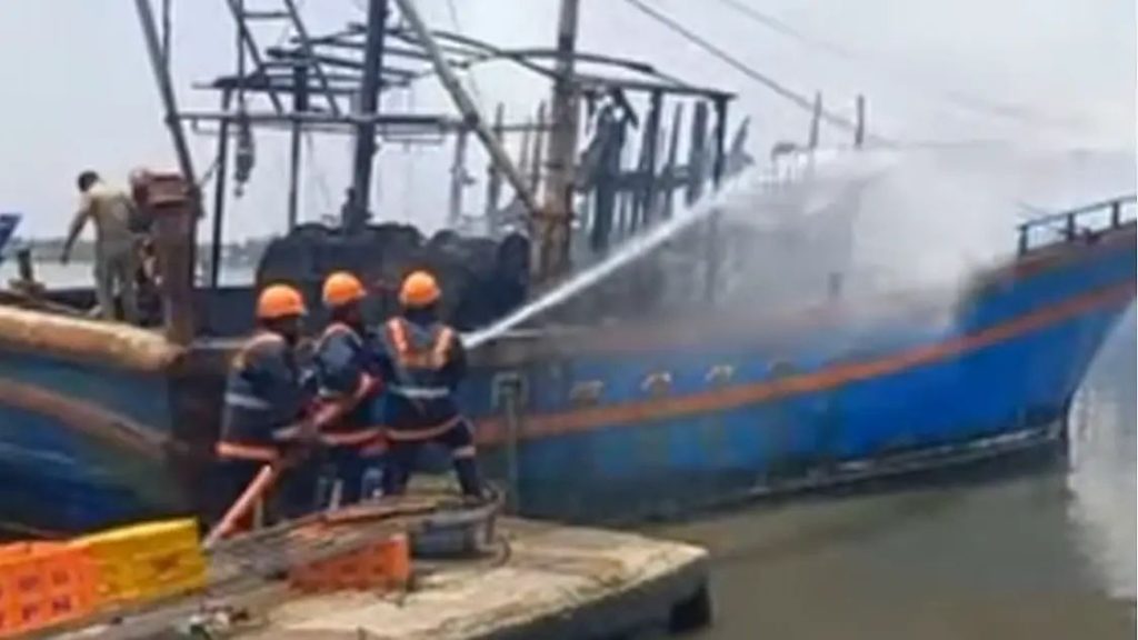 വൈപ്പിനില്‍ ഫിഷിങ്ങ് ബോട്ടുകള്‍ക്ക് തീപിടിച്ചു